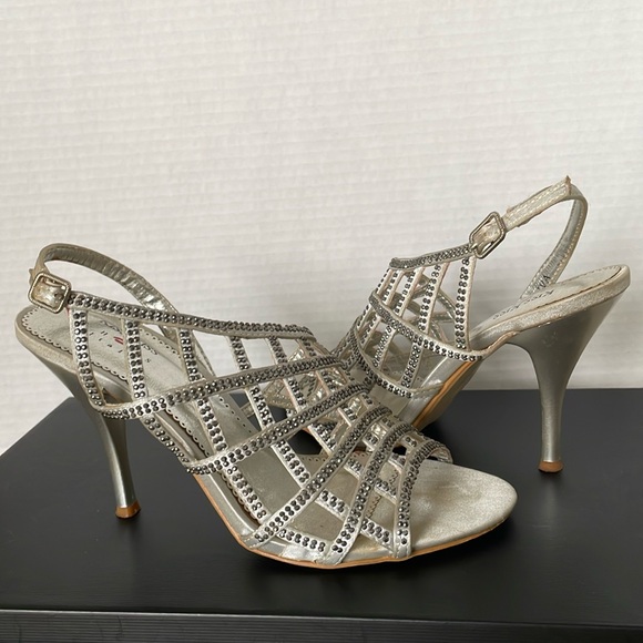 Kiss Kiss Italian Silver Sandals/Crystals. - Picture 1 of 11